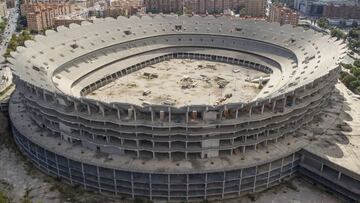 Imagen aérea del esqueleto de hormigón donde se ubicará el futuro campo del Valencia, unas obras que están paradas desde 2009.