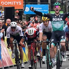 Sam Bennett vuela en el esprint previo a la contrarreloj