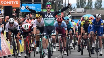 Bora-Hansgrohe rider Ireland's Sam Bennett (front) celebrates as he crosses the finish line after the third stage of the 71st edition of the Criterium du Dauphine cycling race, 177 km between Le Puy-en-Velay and Riom on June 11, 2019. (Photo by Anne-Christine POUJOULAT / AFP)