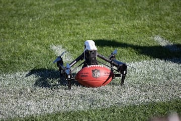 Desde 125 pies de altura, el Drone Drop del Pro Bowl pone a prueba las habilidades de los receptores de la NFL. 