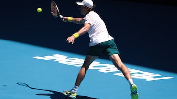 El tenista australiano Alex de Minaur durante una sesión de entrenamiento previa al inicio del Open de Australia 2023, el 9 de enero en Melbourne, Australia.