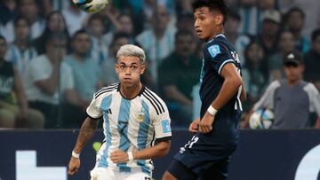 AMDEP1646. SANTIAGO DEL ESTERO (ARGENTINA), 23/05/2023.- Juan Carlos Gauto (i) de Argentina disputa un balón con Rudy Muñoz de Guatemala hoy, en un partido del grupo A de la Copa Mundial de Fútbol sub-20 entre Argentina y Guatemala en el estadio Único de Ciudades en Santiago del Estero (Argentina). EFE/ Juan Ignacio Roncoroni