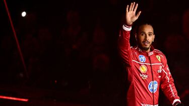 Lewis Hamilton, saluda vestido de Ferrari en la presentación de la F1 en Londres.
