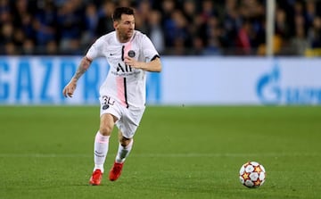 BRUGGE, BELGIUM - SEPTEMBER 15: Lionel Messi of Paris runs with the ball during the UEFA Champions League group A match between Club Brugge KV and Paris Saint-Germain at Jan Breydel Stadium on September 15, 2021 in Brugge, Belgium. (Photo by Lars Baron/Ge