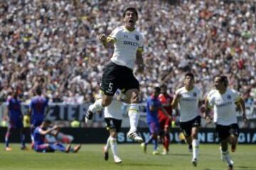 El jugador de Colo Colo Julio Barroso, celebra su gol contra Universidad de Chile durante el partido de primera division disputado en el estadio Monumental de Santiago, Chile.