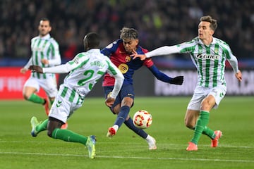 Lamine Yamal del FC Barcelona compite por el baln con Youssouf Sabaly y Diego Llorente del Real Betis