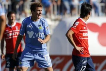 El jugador de O'Higgins, Cristián Insaurralde, gesticula durante el partido de primera división contra Universidad Católica.