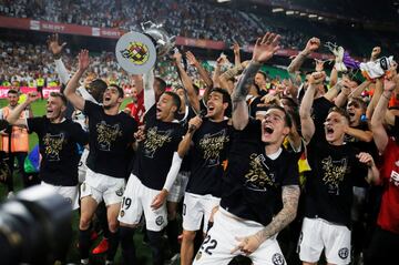 Los jugadores del Valencia celebran la Copa del Rey tras ganar 1-2 al FC Barcelona. 