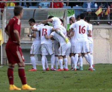 Los jugadores de Serbia celebran el gol marcado en propia puerta, por el centrocampista de España Saúl Ñíguez, durante el partido de vuelta de la eliminatoria de acceso a la fase final del Campeonato de Europa Sub 21 que disputan en el estadio Ramón de Carranza.