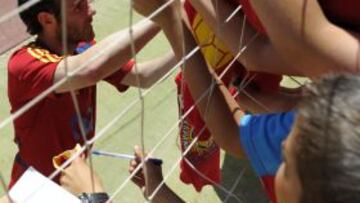 Juan Mata firma autógrafos tras un entrenamiento de la Selección.