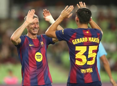 Robert Lew Nandkwowski, do FC Barcelon (à esquerda), mostrando com seu casal Gerty Mart em Bararona e IEGU FCU.