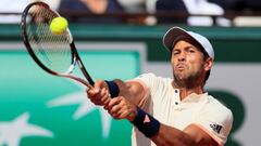 Fernando Verdasco devuelve una bola durante un partido en Roland Garros.