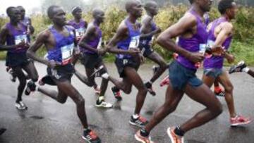 El keniano Bernard Kipyego (dorsal 1) y su compatriota Wilson Chebet (6) corren en un grupo formado por atletas africanos. 