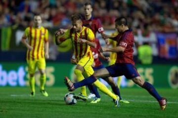 Neymar con el balón.