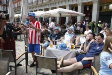 Los ingleses esperan la hora del partido disfrutando de las terrazas de la Plaza Mayor.