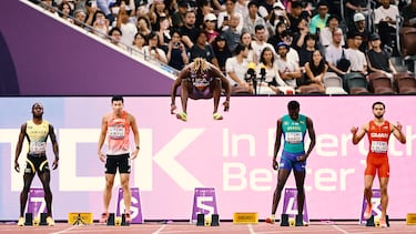 Noah Lyles, del equipo estadounidense, salta en el aire mientras se prepara para competir en la parrilla de salida durante las eliminatorias de los 100 metros masculinos, en el primer día del Campeonato Mundial de Atletismo Tokio 2025.