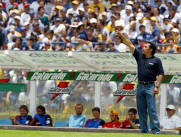 En el 200 debutó como entrenador de los Pumas, aunque no fue hasta una segunda etapa (de 2001 a 2005) cuando consiguió el éxito. Con Universidad ganó un bicampeonato y un Campeón de Campeones en México. Además, venció al Real Madrid en el trofeo Santiago Bernabéu.
