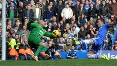 Un autogol de Howard en el 92' mantiene líder al Chelsea