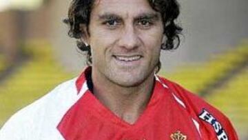 <B>CONTENTO.</B> El delantero italiano posa con la camiseta del club monegasco en su presentación.