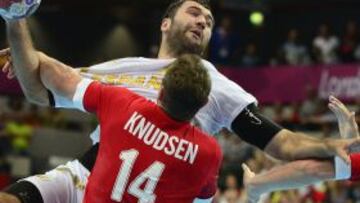 Spain's centreback Joan Canellas Reixach (TopL) jumps to shoot as he vies with Denmark's leftback Kasper Nielsen (R) during the men's preliminaries Group A handball match Denmark vs Spain for the London 2012 Olympics Games on July 31, 2012 at the Copper Box hall in London. AFP PHOTO/ JAVIER SORIANO