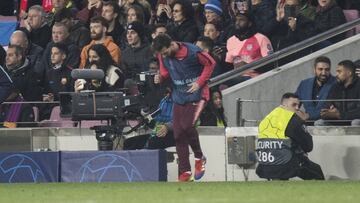 Messi calienta antes de entrar en el encuentro entre el Barcelona y el Tottenham.