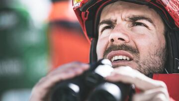 Aymar Navarro realizando el face check del Freeride World Tour (FWT) en Ordino Arcalís con prismáticos.