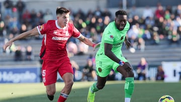 Franco Romero (L) of Toluca fights fo he ball with Jose Rodriguez (R) of Juarez during the 8th round match between FC Juarez and Toluca as part of the Liga BBVA MX, Torneo Clausura 2025 at Olimpico Benito Juarez Stadium, on February 22, 2025 in Ciudad Juarez, Chihuahua, Mexico.