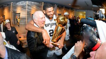 Gregg Popovich y Tim Duncan celebran el título de 2014, el último para el mejor ala-pívot de la historia.