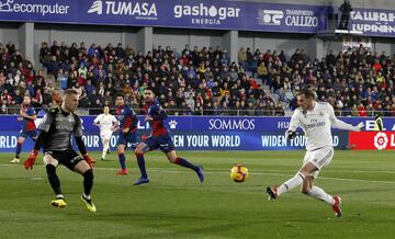 Gareth Bale goes close