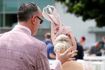 Baile de sombreros en el "Ladies Day" de Epsom