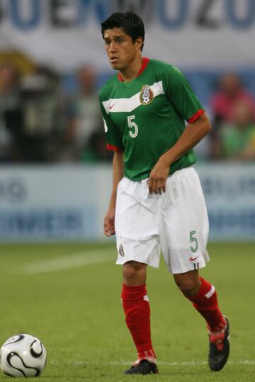 El lateral surgido de Cruz Azul encontró un extraordinario nivel con La Volpe dentro de la Selección Mexicana, pues fue titular prácticamente todo el proceso mundialista y posteriormente emigró al balompié alemán con el Stuttgart