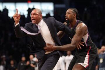 El jugador de Los Angeles Clippers DeAndre Jordan trata de calmar al entrenador Doc Rivers durante el encuentro de la NBA contra los Brooklyn Nets.