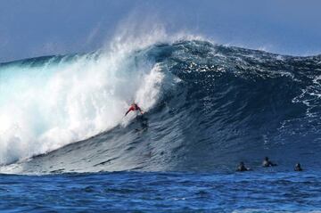 Ahmed Erraji es un local de las famosas olas de La Santa (Lanzarote).