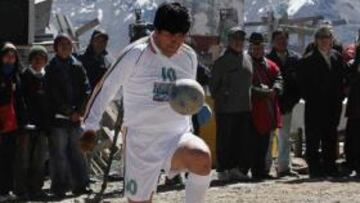 <b>DE CORTO. </b>Evo Morales, otra vez de corto. En su camiseta, un mensaje a FIFA.