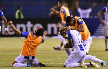 Honduras' Romell Quioto (R) celebrates with teammates after scoring against Mexico during their 2018 World Cup qualifier football match, which they won, in San Pedro Sula, Honduras, on October 10, 2017