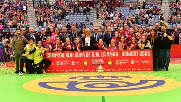 El M¨¢laga levanta su segunda Copa ante un Guard¨¦s agotado