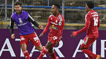 Peru's Sporting Cristal Nilson Loyola (C) celebrates after scoring against Chile's Universidad Catolica during the Copa Libertadores group stage first leg football match, at the San Carlos de Apoquindo in Santiago, on April 12, 2022. (Photo by MARTIN BERNETTI / AFP)