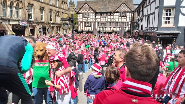 Mánchester respira en rojo... y blanco