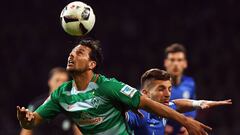 Claudio Pizarro, del Werder Bremen, durante un partido de Bundesliga contra el Schalke.