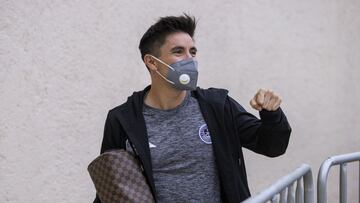 Efraín Velarde llega al estadio para un juego de Mazatlán