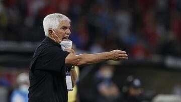 AME1314. MEDELLÍN (COLOMBIA), 14/04/2022.- El entrenador Julio Comesaña de Independeinte Medellín dirige hoy, en un partido del grupo E de la Copa Sudamericana entre Deportivo Independiente Medellín (DIM) y 9 de Octubre en el estadio Atanasio Girardot en Medellín (Colombia). EFE/Luis Eduardo Noriega A.