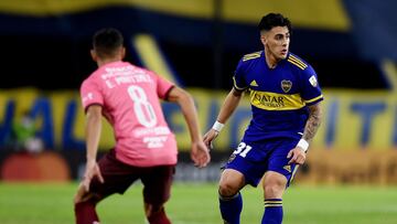 Soccer Football - Copa Libertadores - Group C - Boca Juniors v Barcelona - Estadio La Bombonera, Buenos Aires, Argentina - May 20, 2021 Boca Juniors' Cristian Pavon in action with Barcelona's Leandro Martinez Pool via REUTERS/Marcelo Endelli