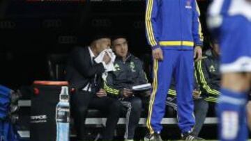 Zidane charla con Bettoni durante el partido ante el Depor.