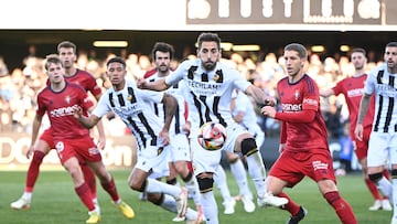 El centrocampista del Castellón Sergio Dueñas despeja un balón