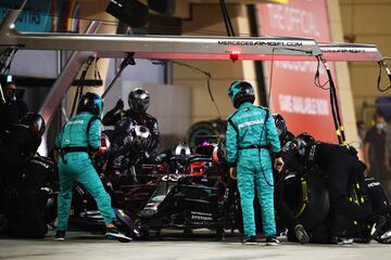 George Russell conduciendo el  Mercedes AMG Petronas F1 Team Mercedes W11 hace una parada en boxes durante el Gran Premio de F1 de Sakhir en el Circuito Internacional de Bahrein