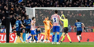La jugada nace con un centro de Giuliano, que ganó espacio por la derecha. La pelota fue al segundo palo y el desvío de Carlos Augusto acaba con el balón golpeando en Álex Baena. El balón rechazado en el área le cae a La Araña para fusilar y marcar el 1-0, que en primera instancia fue anulado por mano de Baena pero que, tras la  revisión, subió al marcador.
