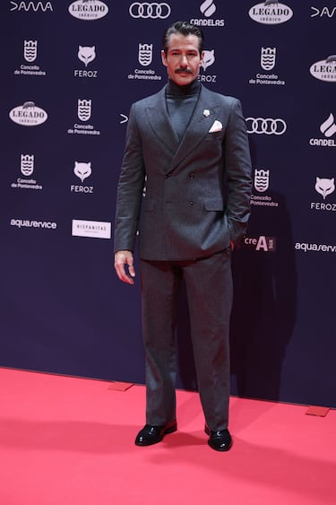 El actor Alejandro Albarracín posa en la alfombra roja de los Premios Feroz 2025.