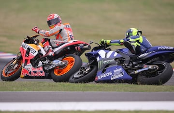 El de Honda ya había tocado a Aleix Espargaró mientras recuperaba posiciones porque había recibido un 'ride through' tras la salida. Al pasar a Rossi, le empujó. Fue sancionado con 30 segundos.