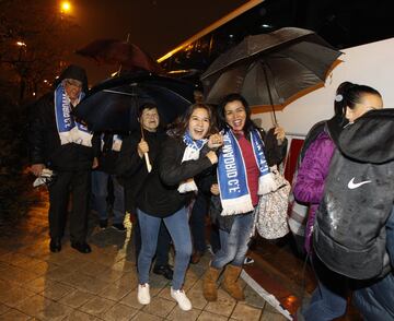 Ni la lluvia ni el frío espantaron las ilusiones de los más de 2000 seguidores del Fuenlabrada que se trasladaron en autobús hasta el Estadio Santiago Bernabéu
