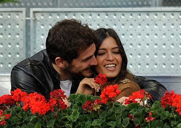 2010. Iker Casillas y Sara Carbonero en la Caja Mágica durante un partido de tenis.